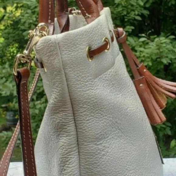 Awesome Beige Dooney & Bourke Tassel Tote Satchel Handbag, in Great Condition - Picture 4 of 7